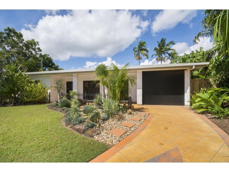 7 Carbeen Close, Holloways Beach QLD 4878