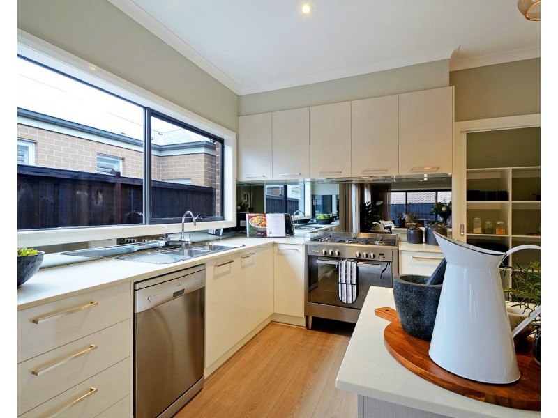 16 Callow Avenue, Clyde North VIC 3978