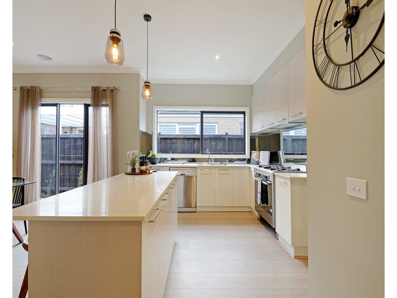 16 Callow Avenue, Clyde North VIC 3978