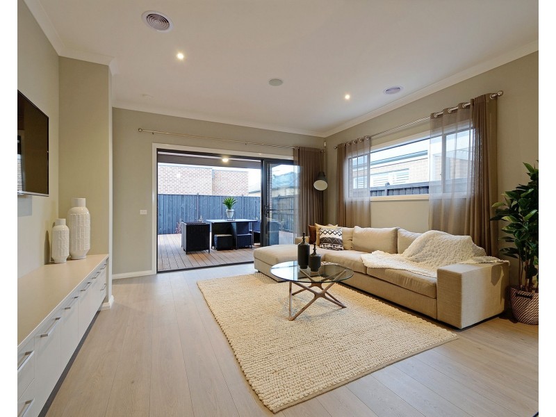 16 Callow Avenue, Clyde North VIC 3978