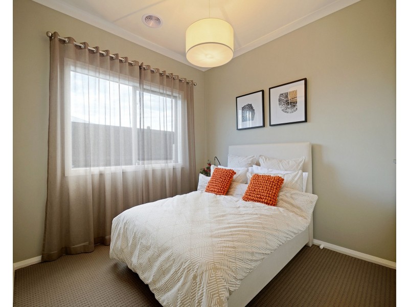 16 Callow Avenue, Clyde North VIC 3978