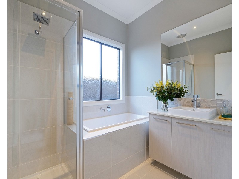 16 Callow Avenue, Clyde North VIC 3978