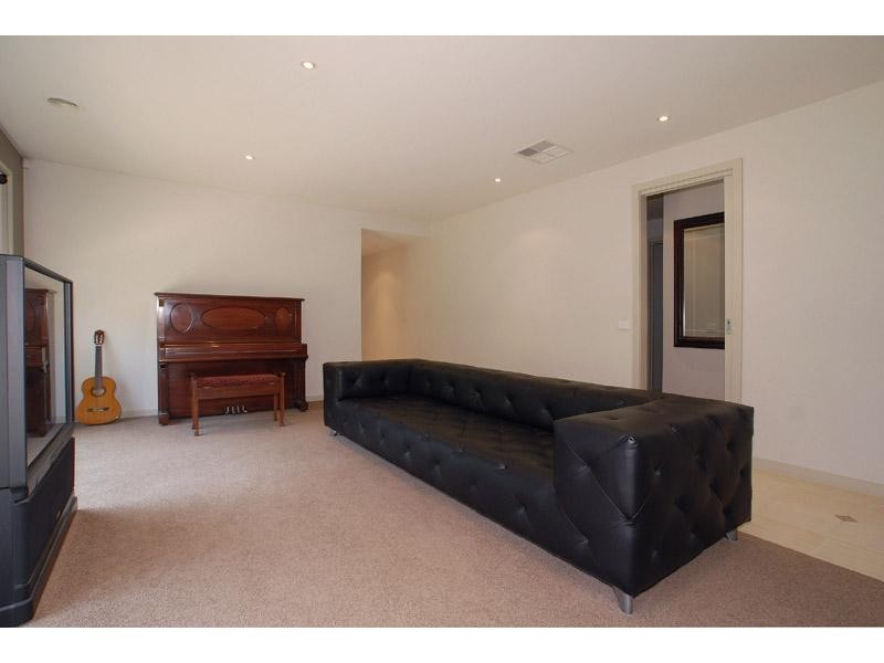 1 Kingsford Smith Court, Sandhurst VIC 3977