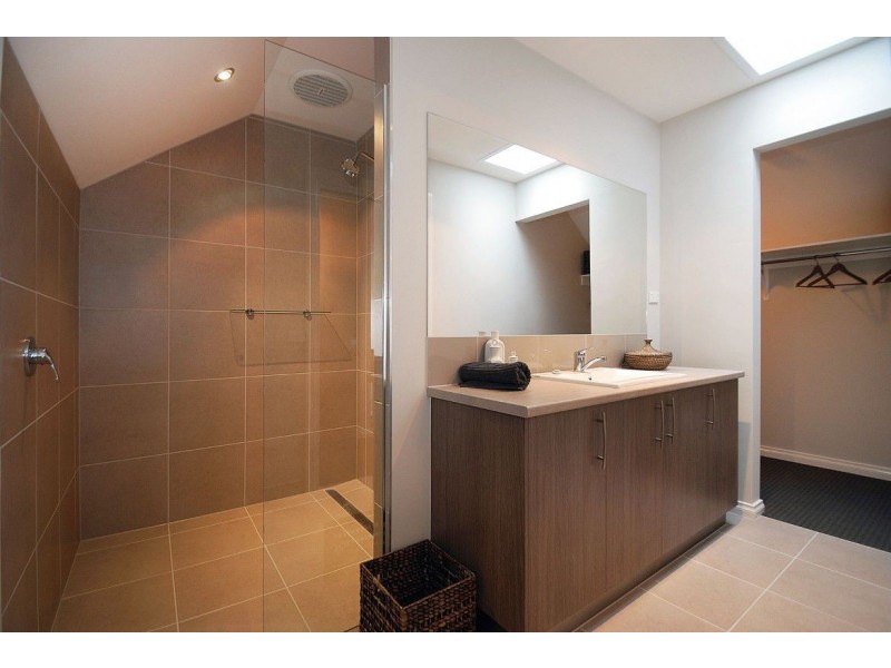 4 Elsey Way, Clyde North VIC 3978