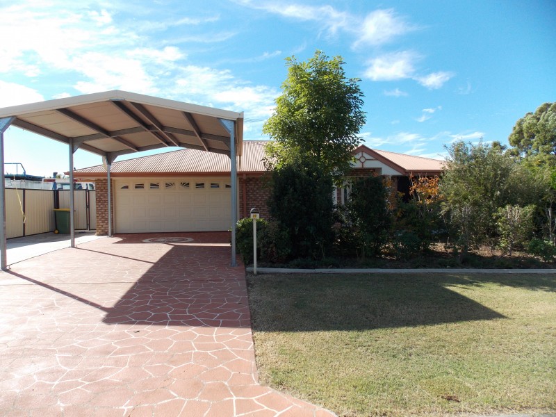 27 Dellvene Cres, Rosewood QLD 4340