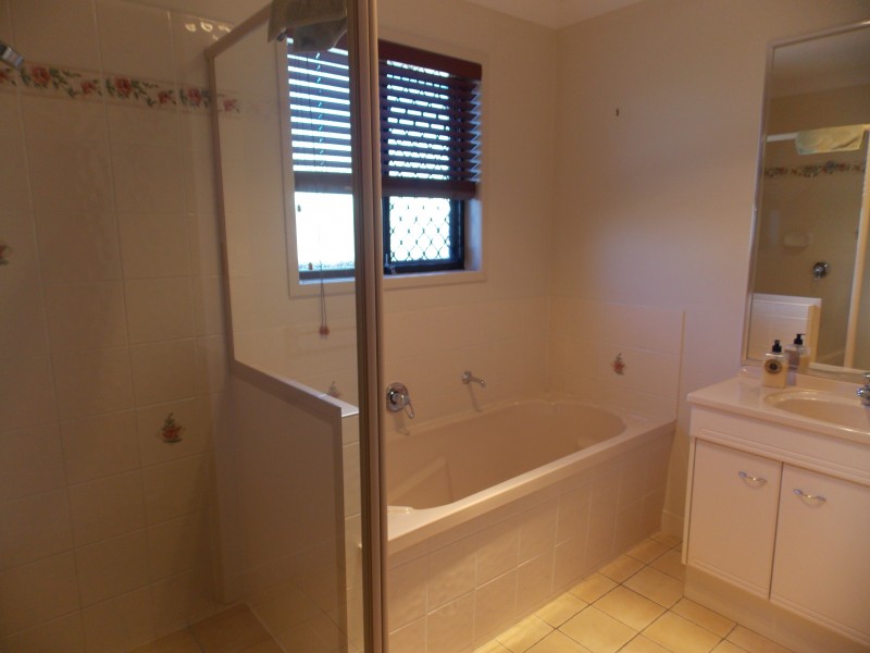 27 Dellvene Cres, Rosewood QLD 4340