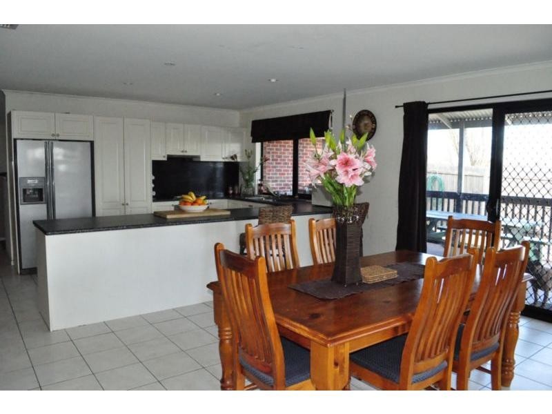 16 Greenbriar Way, Cranbourne West VIC 3977