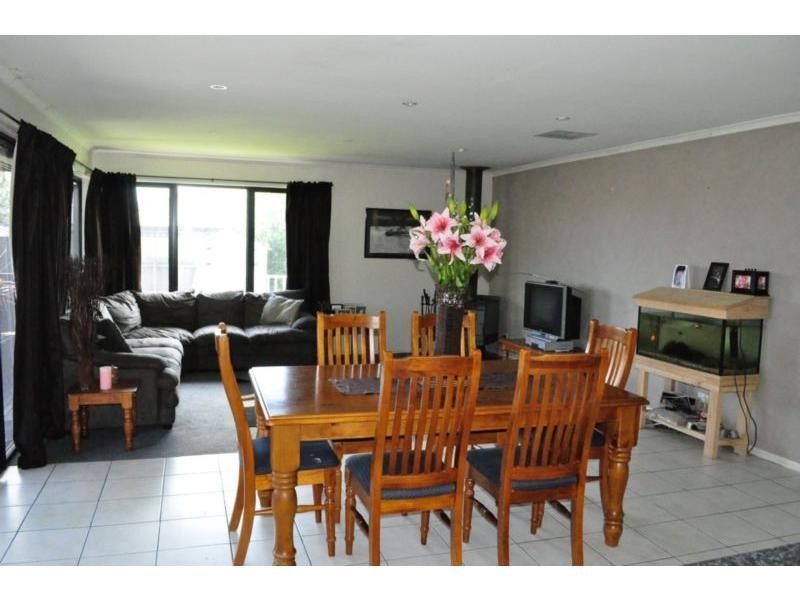 16 Greenbriar Way, Cranbourne West VIC 3977