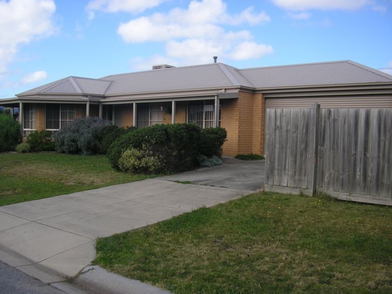 21 Grice Quadrant Street, Pakenham VIC 3810