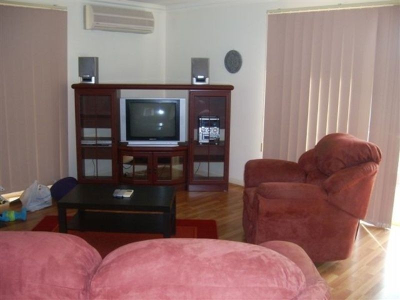 4/7 Sybella Avenue, Koo Wee Rup VIC 3981