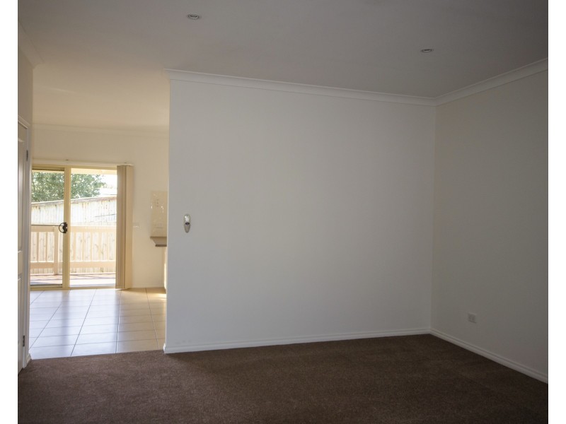 2/17 Salmon Street, Koo Wee Rup VIC 3981