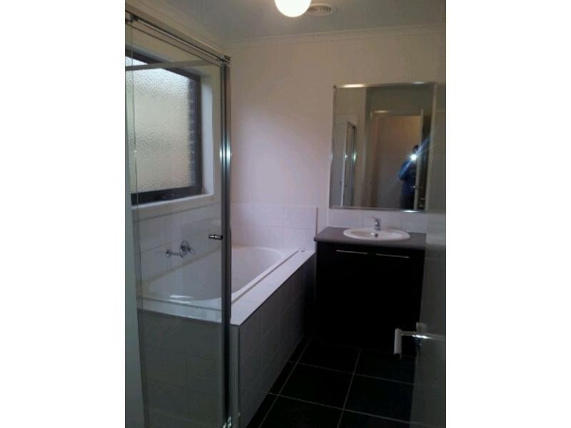 13/107 ARMY Road, Pakenham VIC 3810