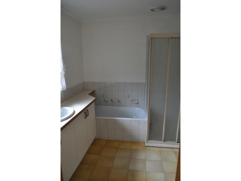 Unit 2/11 Blackfish Drive, Koo Wee Rup VIC 3981