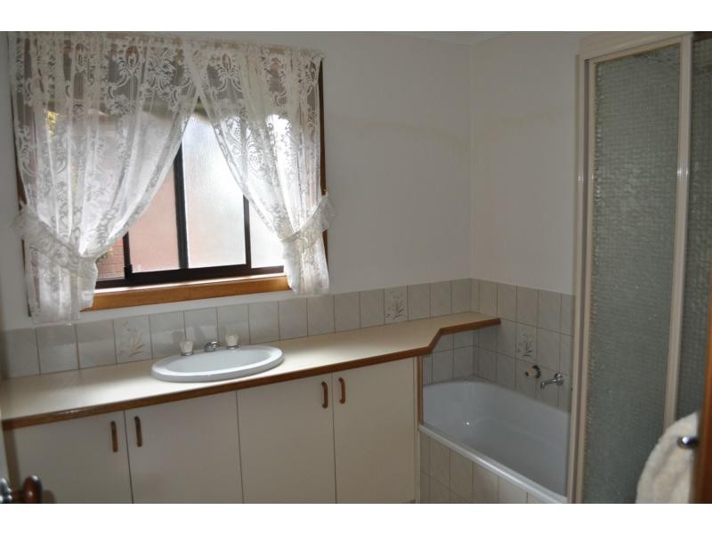 Unit 2/11 Blackfish Drive, Koo Wee Rup VIC 3981
