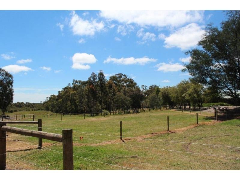 40 Nyora St Heliers Road, Loch VIC 3945