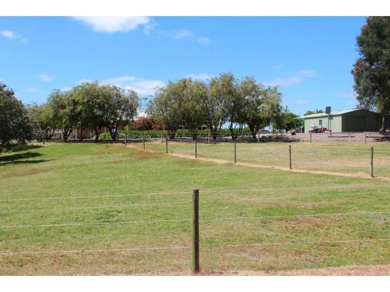 40 Nyora St Heliers Road, Loch VIC 3945