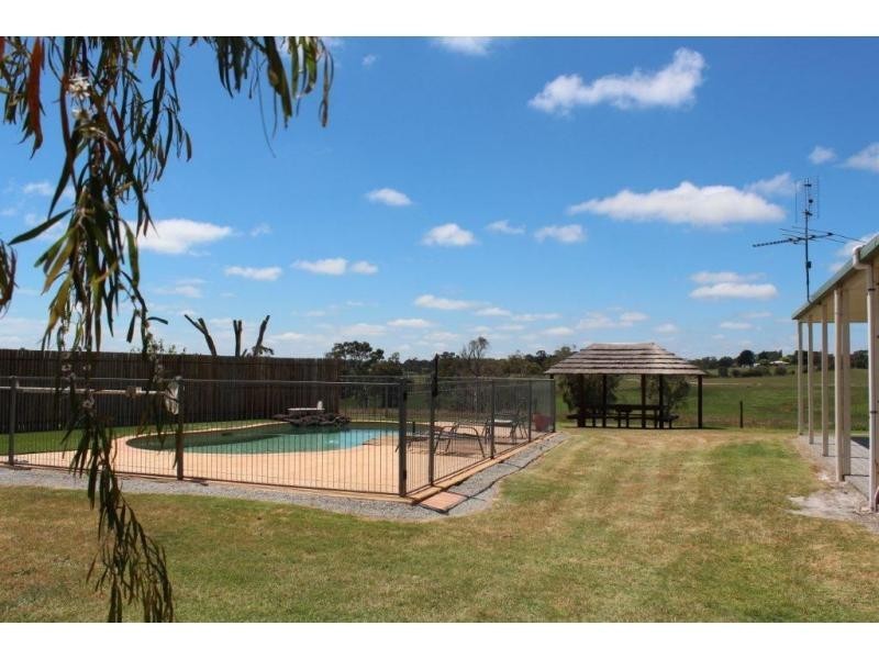 40 Nyora St Heliers Road, Loch VIC 3945