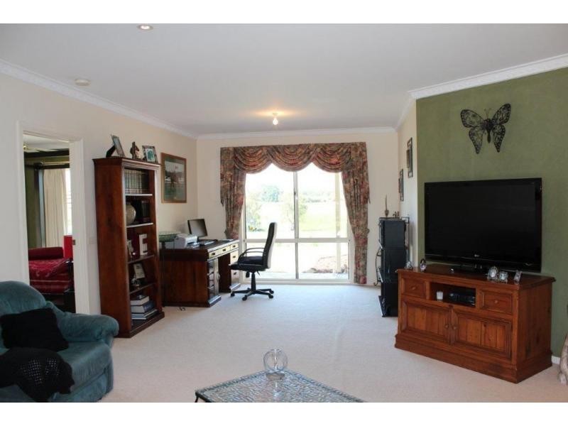 40 Nyora St Heliers Road, Loch VIC 3945