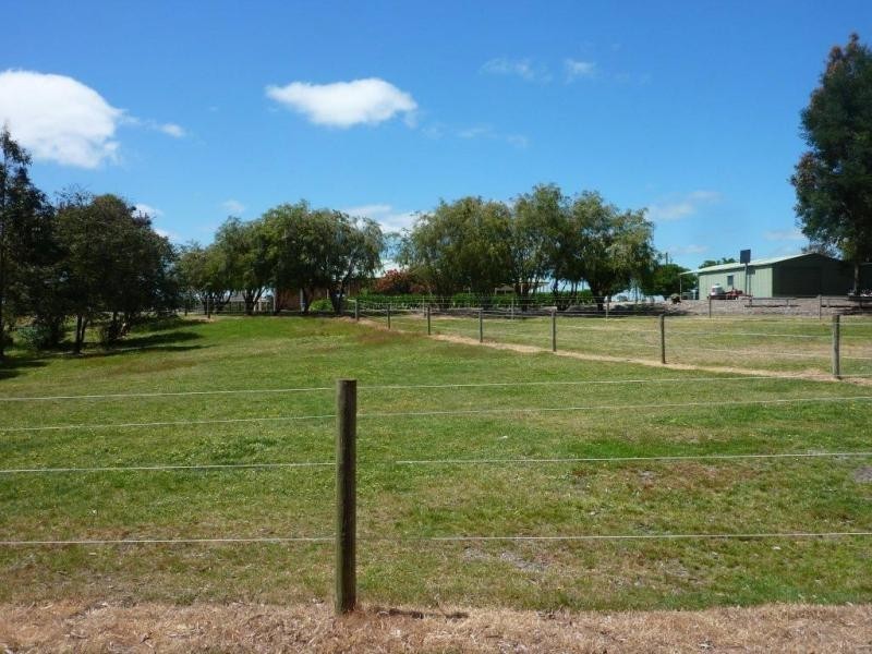 40 Nyora St Heliers Road, Loch VIC 3945