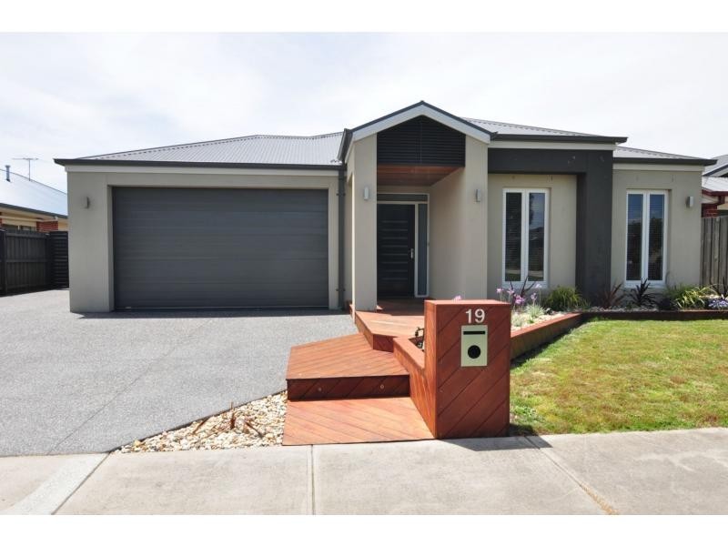 19 Charles Street, Koo Wee Rup VIC 3981