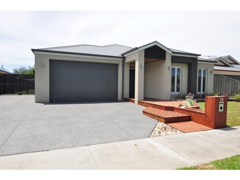 19 Charles Street, Koo Wee Rup VIC 3981