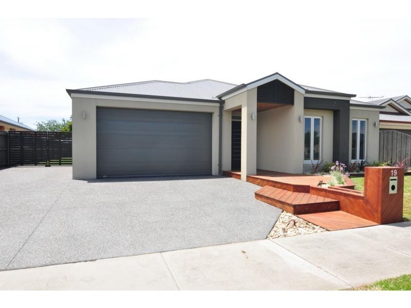 19 Charles Street, Koo Wee Rup VIC 3981