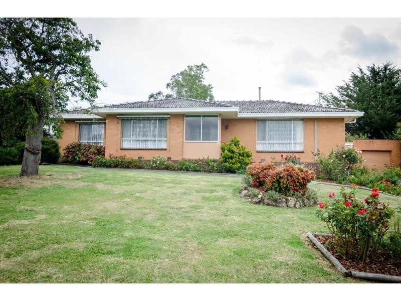 18 Clarence Street, Loch VIC 3945