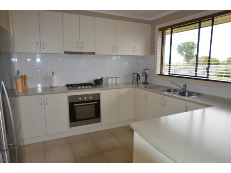 2 Bellairs Place, Koo Wee Rup VIC 3981