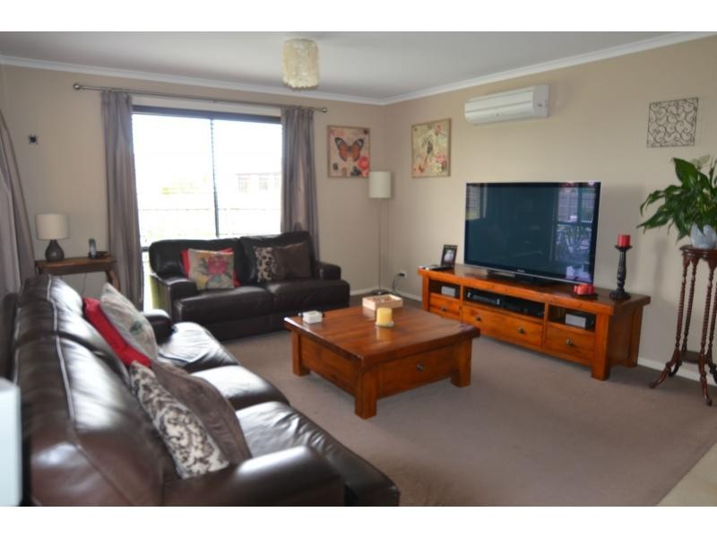2 Bellairs Place, Koo Wee Rup VIC 3981