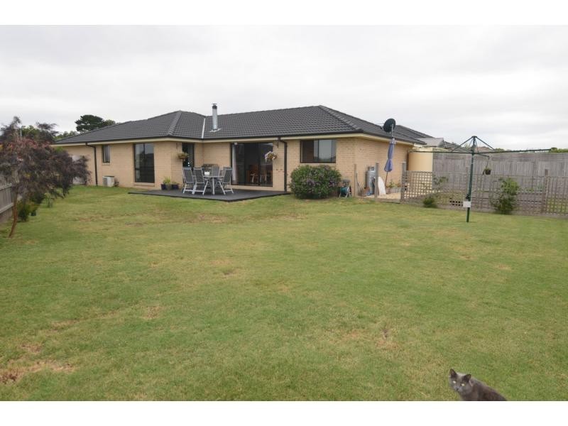 2 Bellairs Place, Koo Wee Rup VIC 3981