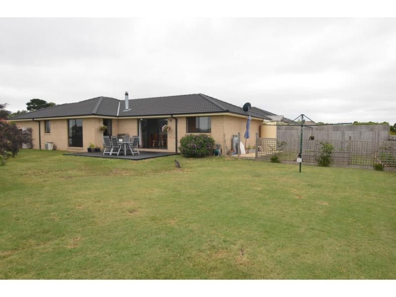 2 Bellairs Place, Koo Wee Rup VIC 3981