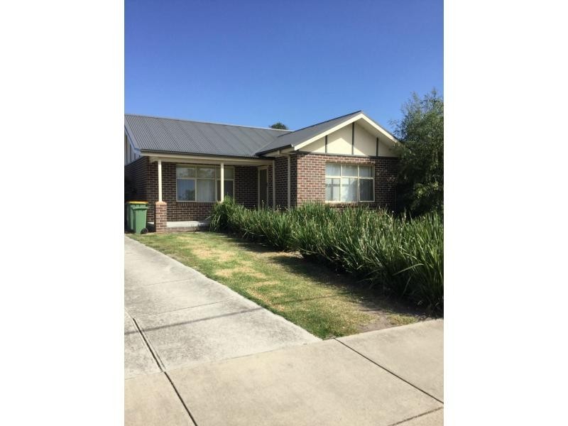 1/17 Salmon Street, Koo Wee Rup VIC 3981