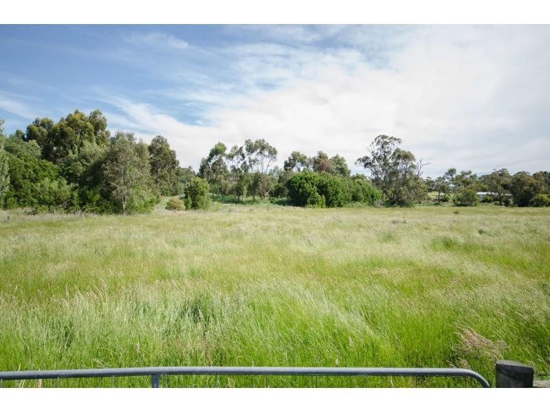 24 Follett Drive, Nyora VIC 3987