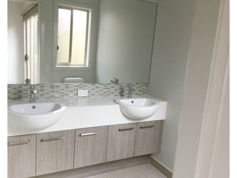 11 Trainers Way, Clyde North VIC 3978