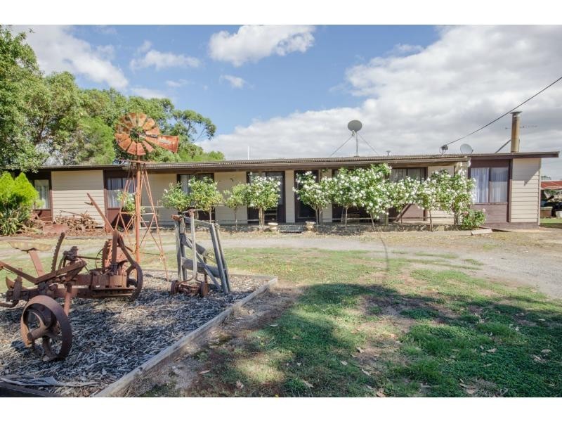 100 Coster Road, Modella VIC 3816