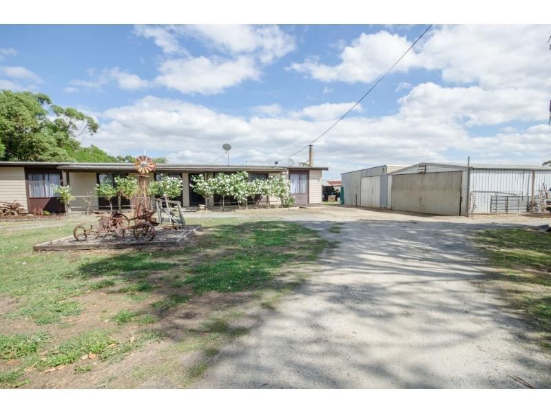 100 Coster Road, Modella VIC 3816