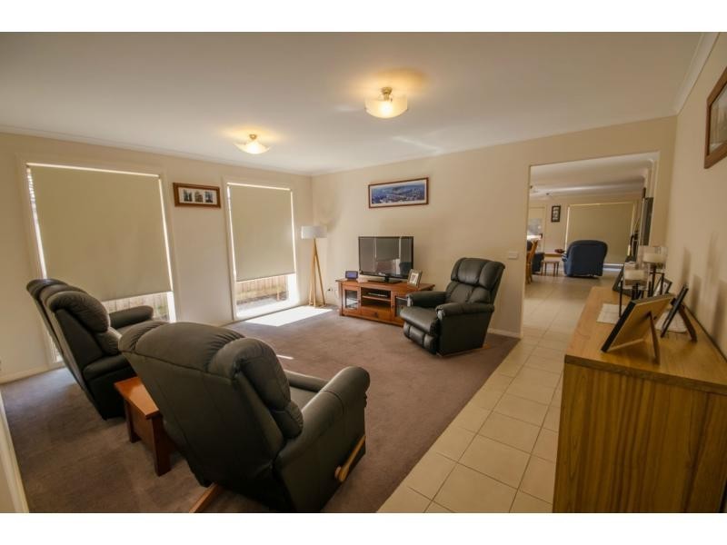 8 Bailey Boulevard, Koo Wee Rup VIC 3981
