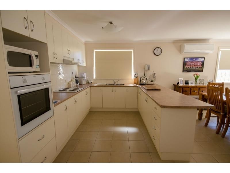 8 Bailey Boulevard, Koo Wee Rup VIC 3981