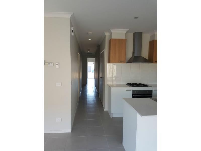 17 Cubbie Way, Clyde North VIC 3978