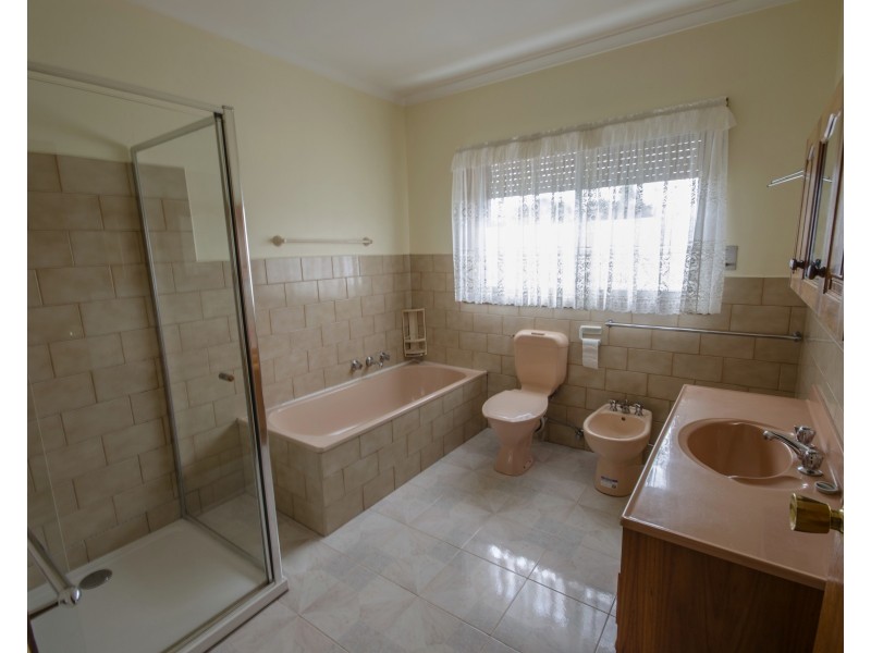 8 Henry St, Koo Wee Rup VIC 3981