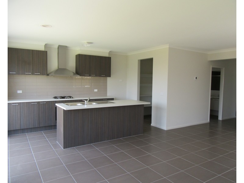 8 Cavendish Dive, Clyde North VIC 3978