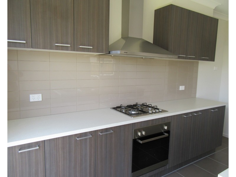 8 Cavendish Dive, Clyde North VIC 3978