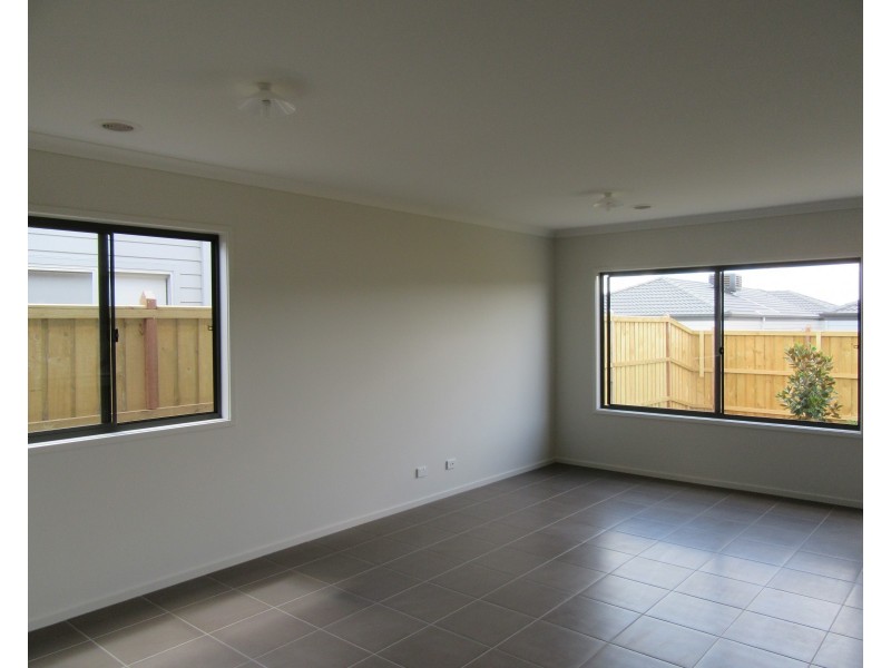 8 Cavendish Dive, Clyde North VIC 3978