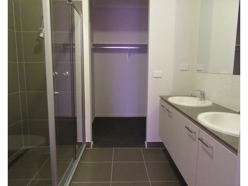 8 Cavendish Dive, Clyde North VIC 3978