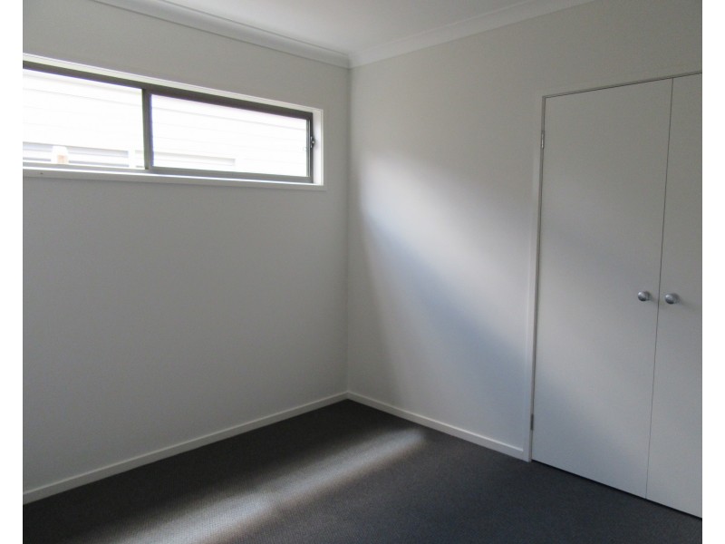 8 Cavendish Dive, Clyde North VIC 3978