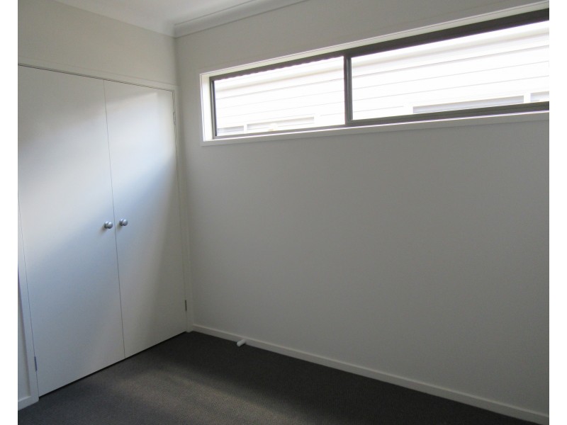 8 Cavendish Dive, Clyde North VIC 3978