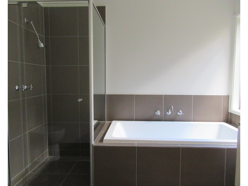 8 Cavendish Dive, Clyde North VIC 3978