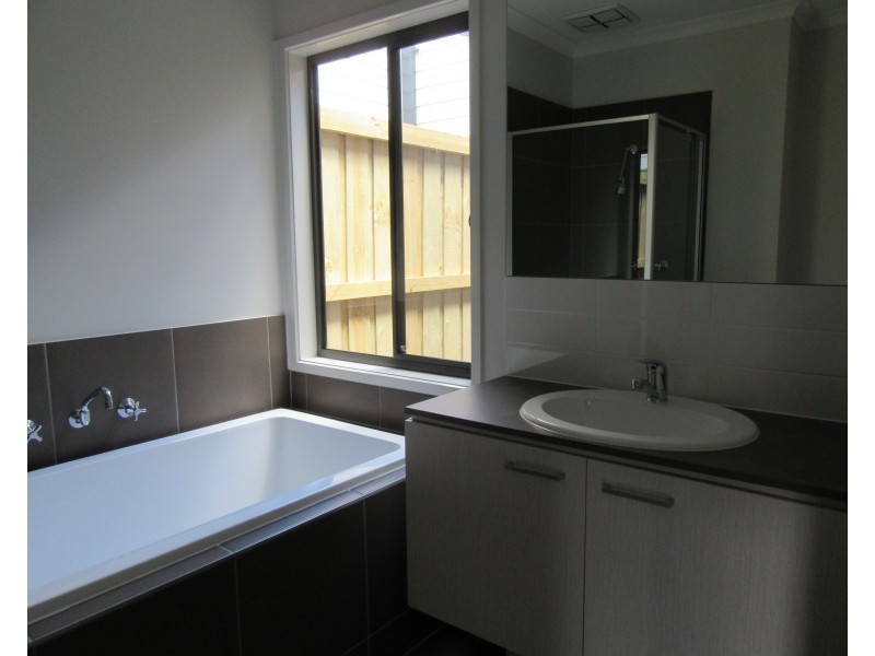 8 Cavendish Dive, Clyde North VIC 3978