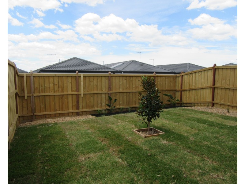 8 Cavendish Dive, Clyde North VIC 3978