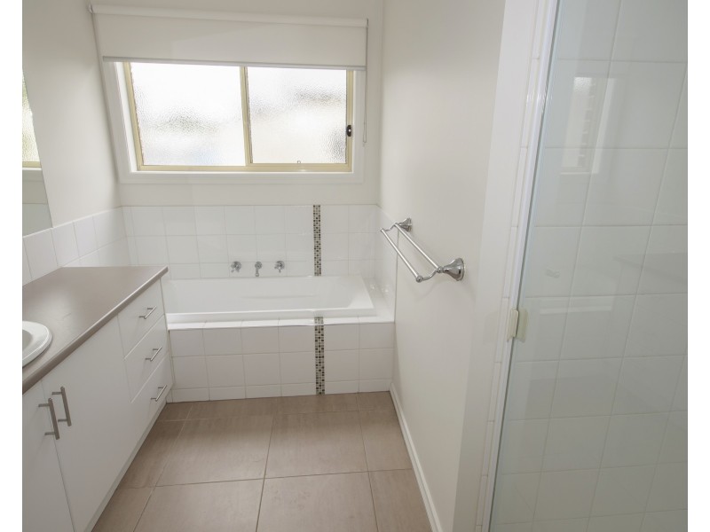 1/17 Salmon St, Koo Wee Rup VIC 3981